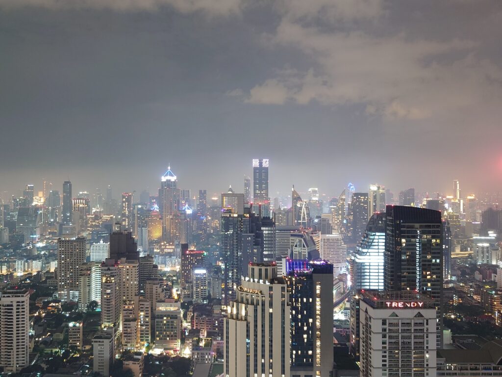 バンコク・アソークのビル群の夜景