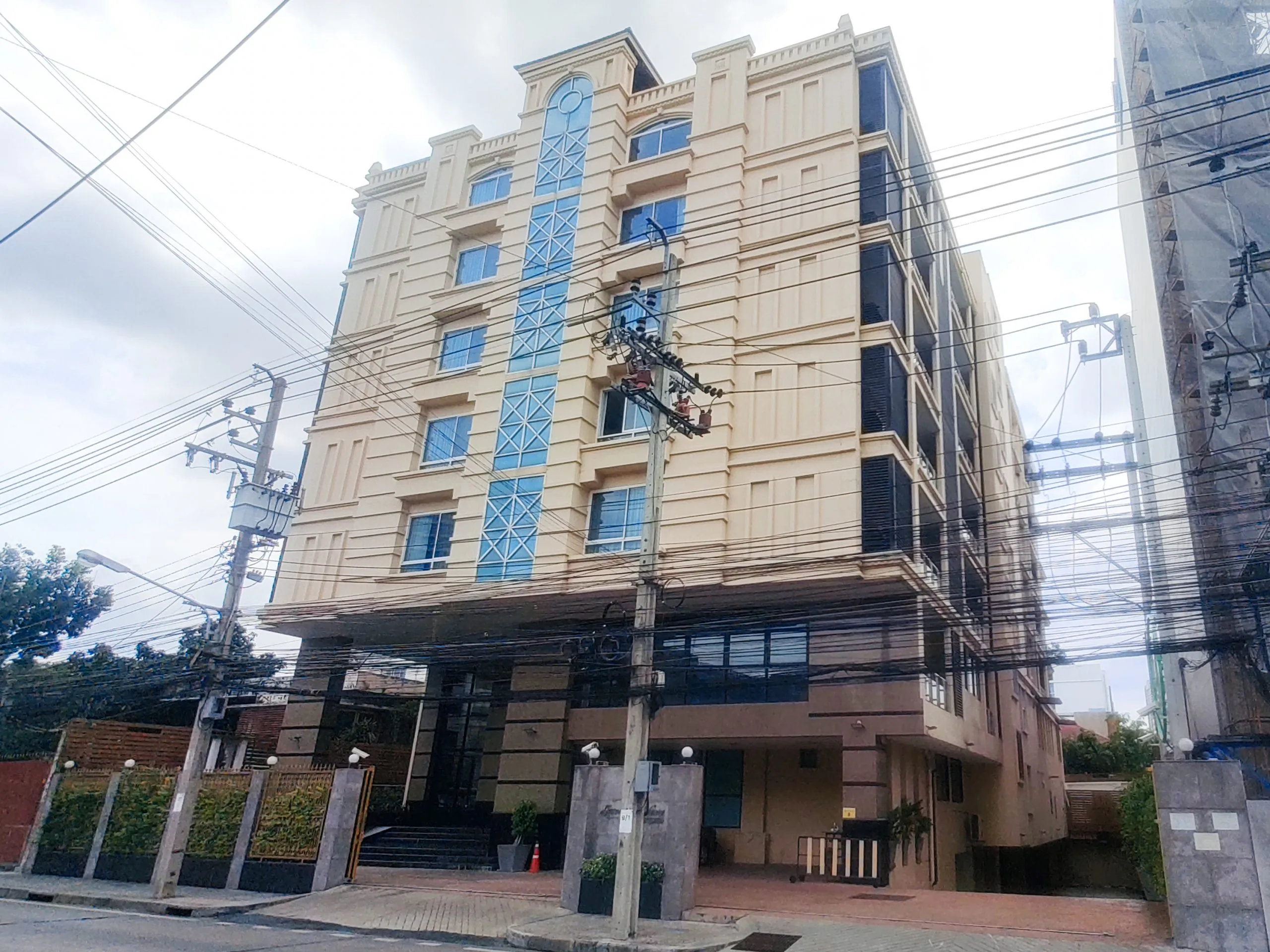 42 Grand Residence