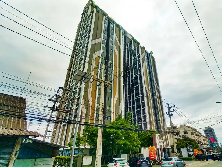 Plus Condo Sriracha